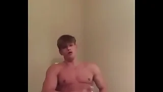 Mamado sabroso rubio masturbándose y corriendose